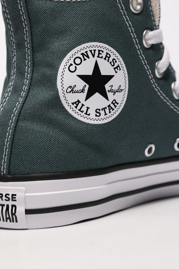 Image sur Chuck Taylor sneakers