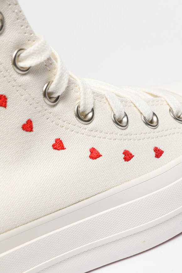 Image sur Chuck Taylor Lift Platform Embroidered Hearts sneakers